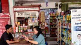 Pelaku UMKM di Pasar Legi Kota Blitar, Nofiliya, merasakan manfaat menjadi agen BRILink (Foto: Nadia pendoposatu.id)