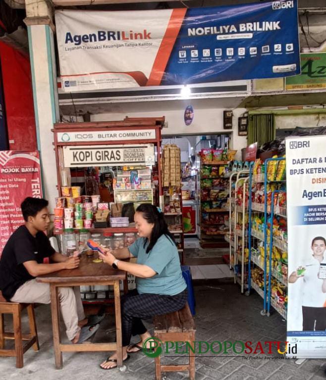Pelaku UMKM di Pasar Legi Kota Blitar, Nofiliya, merasakan manfaat menjadi agen BRILink (Foto: Nadia pendoposatu.id)