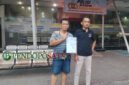 Yasir Korban pengeroyokan di dampingi kuasa hukum Heri Siswanto saat tunjukkan bukti surat pelaporan (Foto: Abdulah pendoposatu.id)