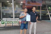 Yasir Korban pengeroyokan di dampingi kuasa hukum Heri Siswanto saat tunjukkan bukti surat pelaporan (Foto: Abdulah pendoposatu.id)