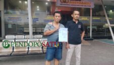 Yasir Korban pengeroyokan di dampingi kuasa hukum Heri Siswanto saat tunjukkan bukti surat pelaporan (Foto: Abdulah pendoposatu.id)