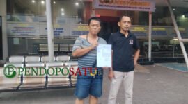 Yasir Korban pengeroyokan di dampingi kuasa hukum Heri Siswanto saat tunjukkan bukti surat pelaporan (Foto: Abdulah pendoposatu.id)