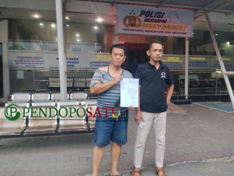 Yasir Korban pengeroyokan di dampingi kuasa hukum Heri Siswanto saat tunjukkan bukti surat pelaporan (Foto: Abdulah pendoposatu.id)