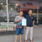 Yasir Korban pengeroyokan di dampingi kuasa hukum Heri Siswanto saat tunjukkan bukti surat pelaporan (Foto: Abdulah pendoposatu.id)