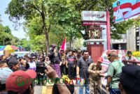 Massa saat demontrasi bersama aliansi LEMBAARA-Tora saat mendatangi kantor Pemkab Tulungagung (Foto: Hanik pendoposatu.id)
