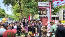 Massa saat demontrasi bersama aliansi LEMBAARA-Tora saat mendatangi kantor Pemkab Tulungagung (Foto: Hanik pendoposatu.id)