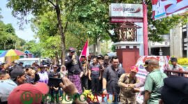 Massa saat demontrasi bersama aliansi LEMBAARA-Tora saat mendatangi kantor Pemkab Tulungagung (Foto: Hanik pendoposatu.id)