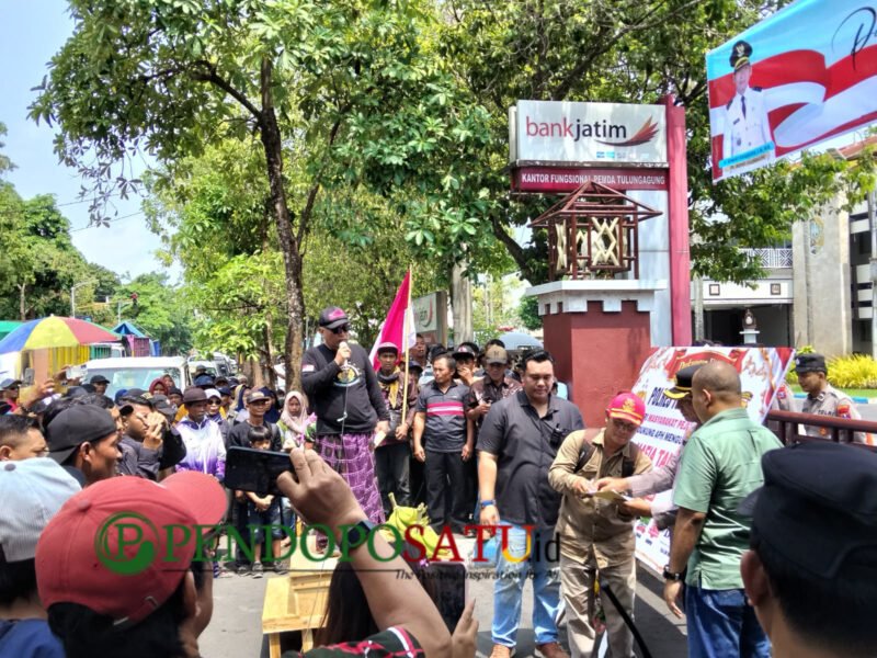 Massa saat demontrasi bersama aliansi LEMBAARA-Tora saat mendatangi kantor Pemkab Tulungagung (Foto: Hanik pendoposatu.id)